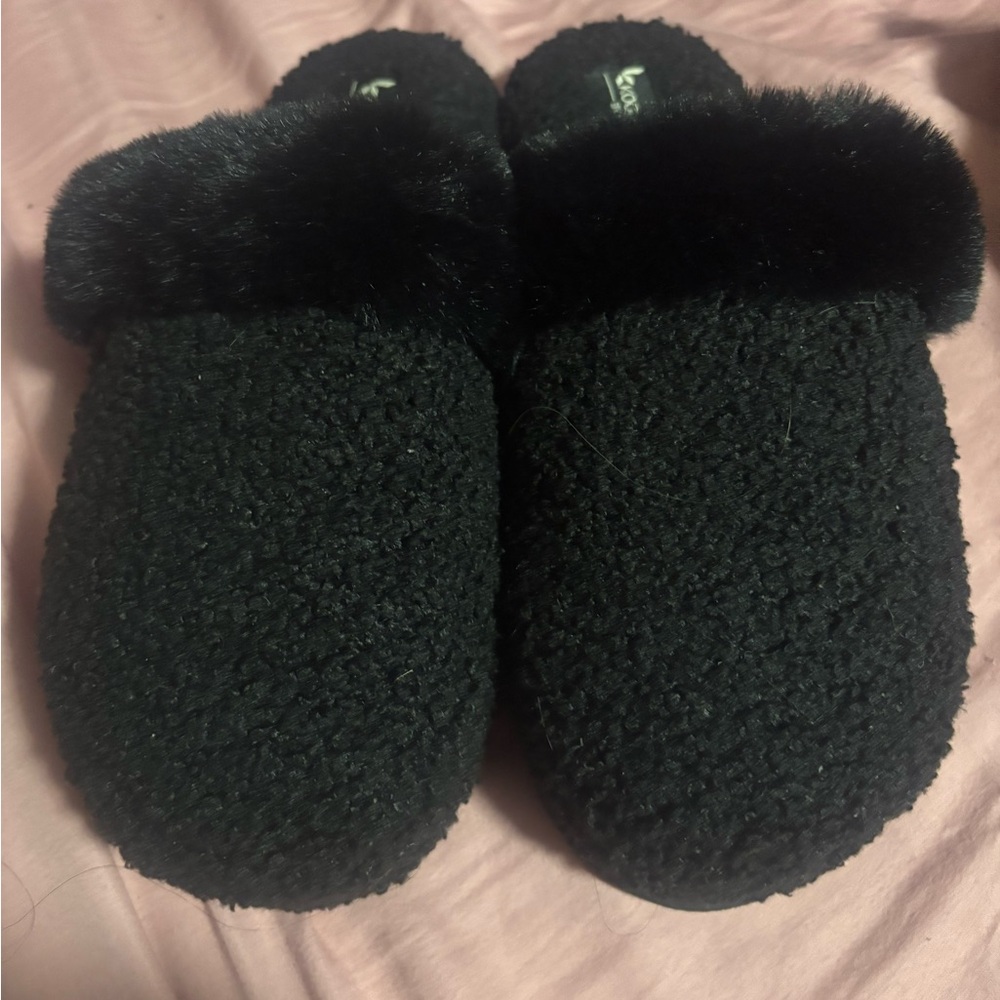 Koolaburra Black Cozy Slippers with Faux Fur Trim